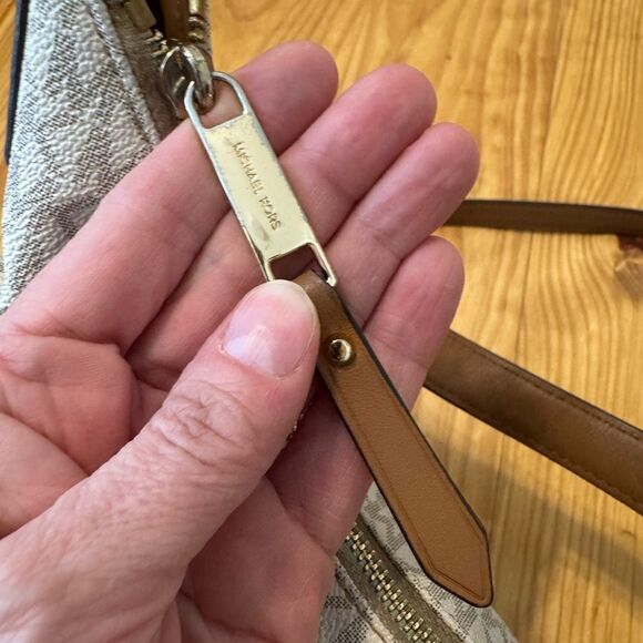 Michael Kors Isabella Convertible Shoulder Bag Purse Over The Shoulder Cream - Picture 10 of 14